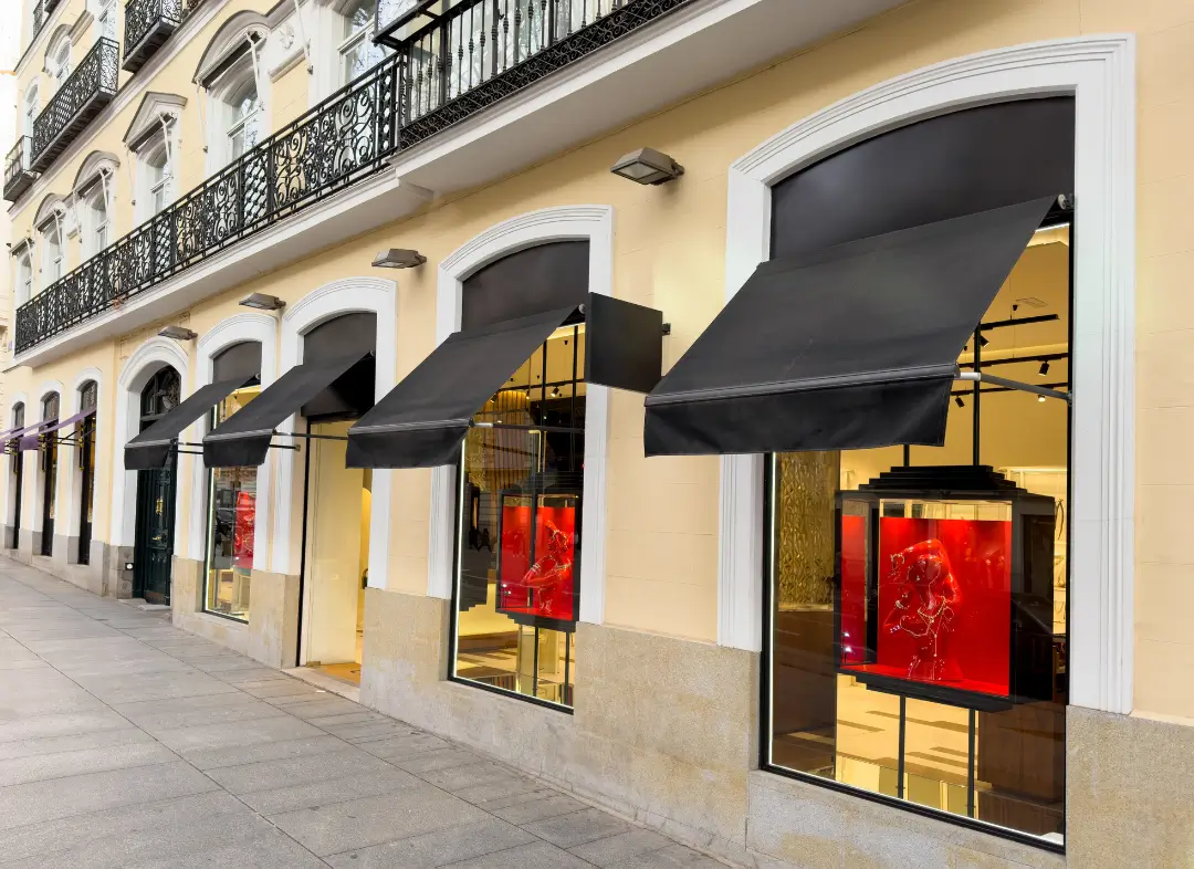Façade vitrine de magasin en aluminium sur mesure à Le Pontet